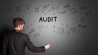 İş adamı AUDIT yazıtları ve iş stratejisi konseptiyle yaratıcı bir fikir çizimi yapıyor.