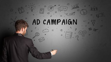 AD CAMPAIGN yazıtları, iş stratejisi konsepti ile yaratıcı bir fikir çizimi yapan işadamı