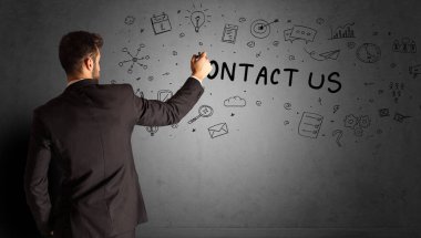 İş adamı CONTACT ABD yazıtları ve iş stratejisi kavramı ile yaratıcı bir fikir çizimi çiziyor