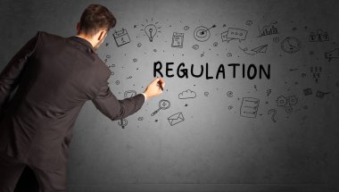 İş adamı, REGULATION yazıtları ve iş stratejisi konseptiyle yaratıcı bir fikir çizimi yapıyor.