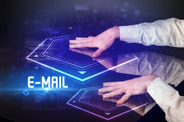 Трогательный Цифровой Стол Надписью Mail Концепция Безопасности Нового Века — стоковое фото