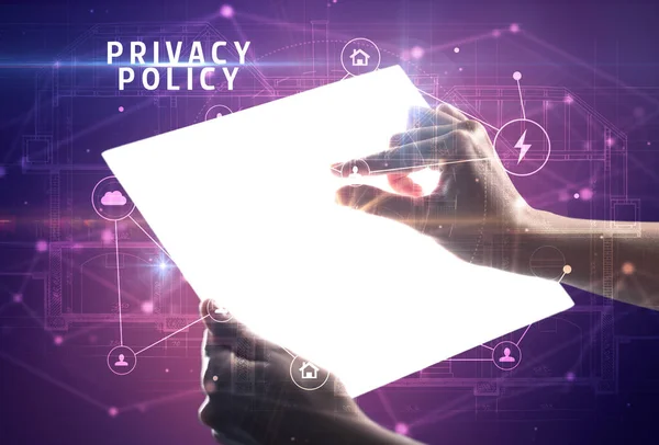 Držení Futuristického Tabletu Nápisem Privacy Policy Koncepce Kybernetické Bezpečnosti — Stock fotografie
