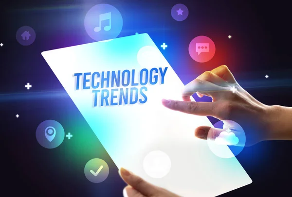 Trzymanie Futurystycznego Tabletu Napisem Technologia Trendy Koncepcja Nowej Technologii — Zdjęcie stockowe