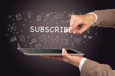 SUBSCRIBE yazıtları, sosyal medya kavramı ile dokunmatik ekranın yakın plan görüntüsü