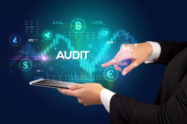 AUDIT yazıtlı bir dokunmatik ekran, iş fırsatı konsepti
