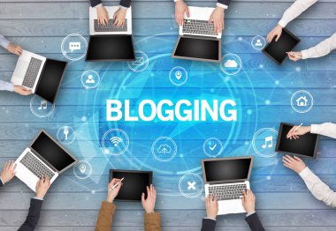 BLOGING içgüdü, sosyal ağ konsepti ile toplantı yapan bir grup insan