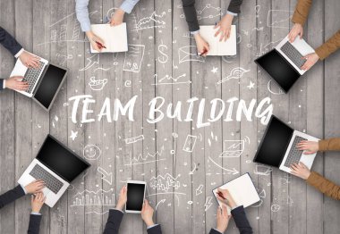 Ekip oluşturma yazıtları, birlikte çalışma konsepti ile birlikte çalışan bir grup iş adamı