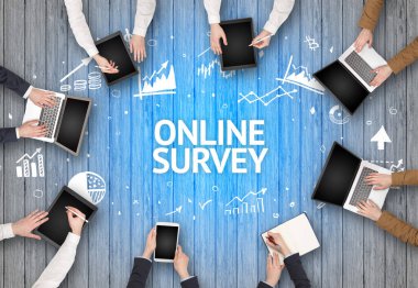 ONLINE SURVEY yazıtları, başarılı iş konsepti ile Ofiste Çalışan Meşgul İnsanlar Grubu