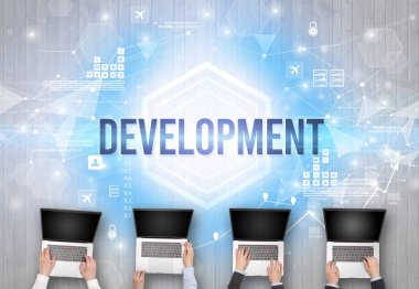 DEVELOPMENT yazıtları, modern teknoloji konsepti olan bir ofiste çalışan meşgul insanlar grubu