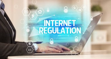 Dizüstü bilgisayar, internet güvenliği ve veri koruma konsepti, engelleme zinciri ve siber güvenlik