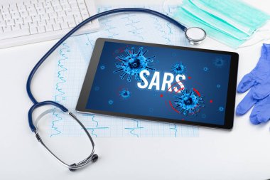 Beyaz yüzeyde SARS yazıtları, salgın konsepti olan tablet bilgisayar ve doktor araçları