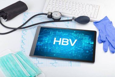 HBV kısaltmalı bir tabletin yakın plan görüntüsü, tıbbi konsept
