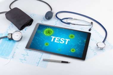 TEST yazıtları ve mikrobiyoloji kavramına sahip bir tabletin yakın plan görüntüsü