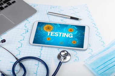 TESTING yazıtları ve mikrobiyoloji kavramına sahip bir tabletin yakın plan görüntüsü