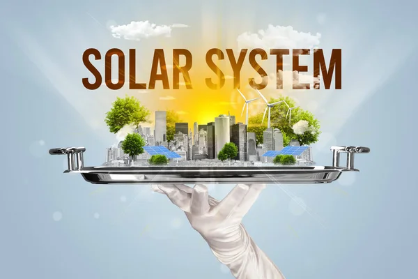 Garçom Servindo Eco Cidade Com Inscrição Solar System Conceito Energia — Fotografia de Stock