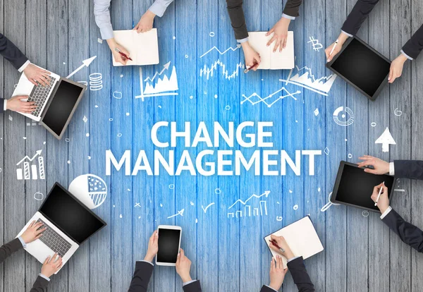 Groep Drukke Mensen Werken Een Kantoor Met Change Management Inscriptie — Stockfoto