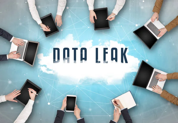 Data Leakの碑文 Webセキュリティの概念との会議を持っている人々のグループ — ストック写真