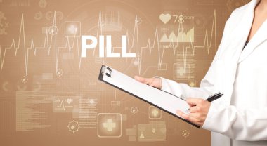 Genç doktor PILL yazıtları ve sağlık hizmeti konseptiyle notlar yazıyor.