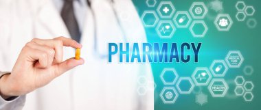 Doktorun sana PHARMACY yazıtlı, tıbbi konseptli bir hap verdiği yakın plan.