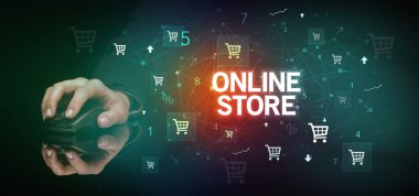 ONLINE STORE yazıtları ve online alışveriş konseptiyle el ele tutuşmak