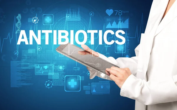 Genç Doktor Antibiotics Yazıtları Sağlık Konseptiyle Notlar Yazıyor — Stok fotoğraf