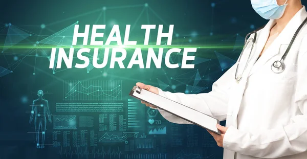 Arzt Schreibt Notizen Auf Klemmbrett Mit Aufschrift Gesundheit Versicherung Medizinisches — Stockfoto