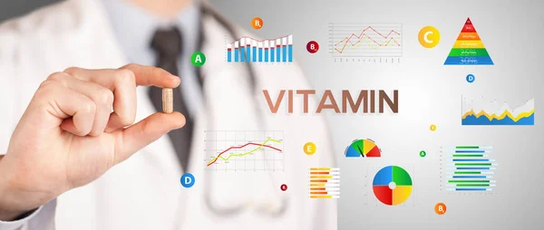 Διατροφολόγος Δίνοντάς Σας Ένα Χάπι Επιγραφή Vitamin Έννοια Του Υγιεινού — Φωτογραφία Αρχείου