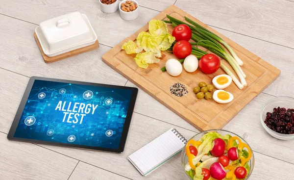 음식을 주위에 태블릿 Allergy Test 컨셉트 — 스톡 사진