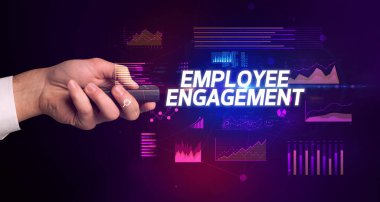 EMPLOYEE ENGAGEMENT yazıtları ve siber iş konseptiyle el ele tutuşmak