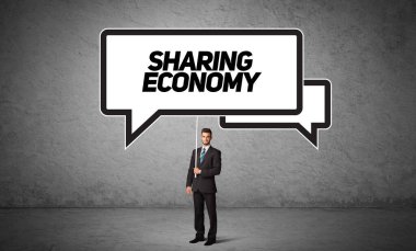 Genç iş adamı, günlük bekleme yolu tabelasında 