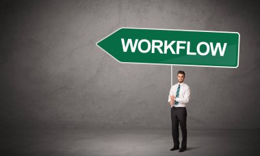 WorKFLOW yazıtları, yeni iş yönü konsepti ile günlük bekleme yolu tabelasında genç iş adamı