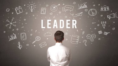 Lider yazıtları ve modern iş konsepti olan bir iş adamının arka görünüşü