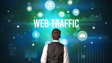 WeB TRAFFIC yazıtlı bir işadamının arka görünüşü, modern teknoloji kavramı