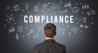 COMPLIANCE yazıt, modern iş konsepti ile bir iş adamının arka görünümü