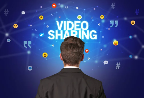Rückansicht Eines Geschäftsmannes Mit Video Sharing Aufschrift Social Networking Konzept — Stockfoto