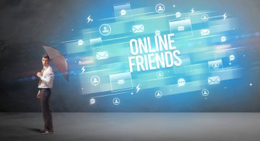 ONLINE ARKADAŞLAR yazıtlarından şemsiye ile yakışıklı iş adamı savunması, yeni nesil medya kavramı