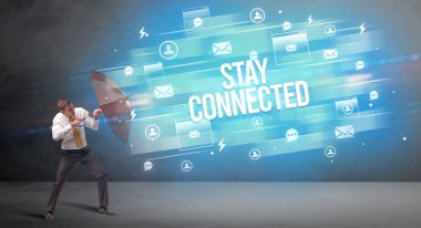 Şemsiyeyle savunma yapan yakışıklı iş adamı KALDI yazıtları, yeni çağ medya kavramı