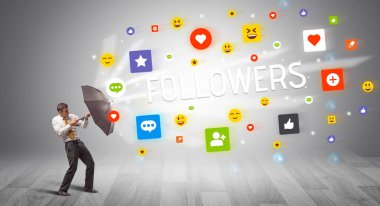 FOLLOWERS yazıtları, sosyal ağ konsepti şemsiyesi ile yakışıklı iş adamı savunması