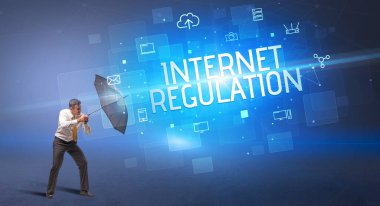 Siber saldırıya karşı şemsiyeyle savunma yapan bir işadamı ve internetteki yazıt, online güvenlik kavramı