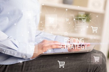 Genç kişi online alışveriş uygulaması üzerinden PRICING STRATEGY yazıtları ile alışveriş yapıyor