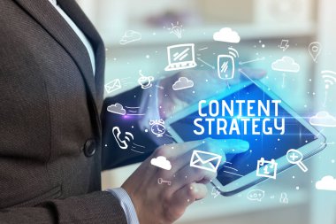 KONUŞAN STRATEJY yazıtları ile Sosyal Ağ Kullanan Bir Kişinin Yakın Çekimi