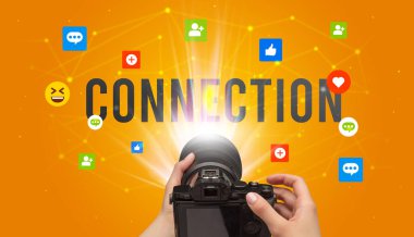 Kamera kullanarak sosyal medya içeriğini görüntülemek için CONNECTION yazıtları, sosyal medya içeriği kavramı