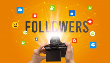FOLLOWERS yazıtlı sosyal medya içeriğini yakalamak için kamera kullanmak, sosyal medya içeriği kavramı