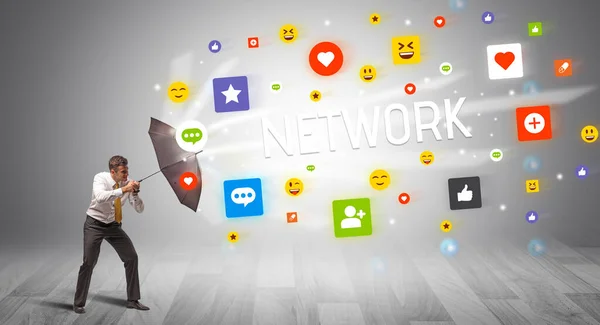 Snygg Affärsman Försvara Med Paraply Från Network Inskription Sociala Nätverk — Stockfoto