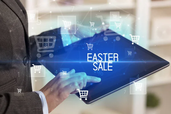 Молодой Человек Делает Покупку Через Интернет Заявку Покупку Надписью Easter — стоковое фото