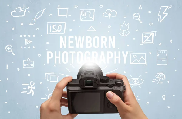 Fotografía Mano Con Cámara Digital Inscripción Fotografía Newborn Concepto Ajustes — Foto de Stock