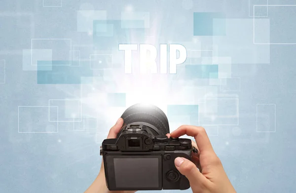 Zbliżenie Ręki Cyfrowym Aparatem Fotograficznym Napisem Trip Koncepcja Podróży — Zdjęcie stockowe