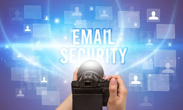 Närbild Handhållen Kamera Med Email Security Inskription Videoövervakning Koncept — Stockfoto