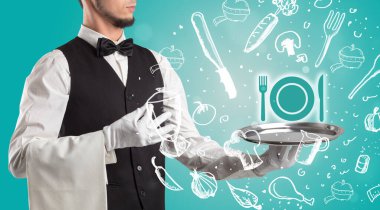 Garson elinde sofra takımı ikonlarıyla gümüş tepsi, sağlıklı yiyecek konsepti.