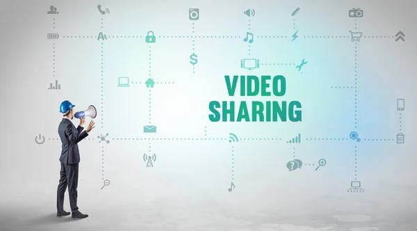Video Sharing Felirat Koncepcióval Rendelkező Közösségi Média Platformon Dolgozó Mérnök — Stock Fotó